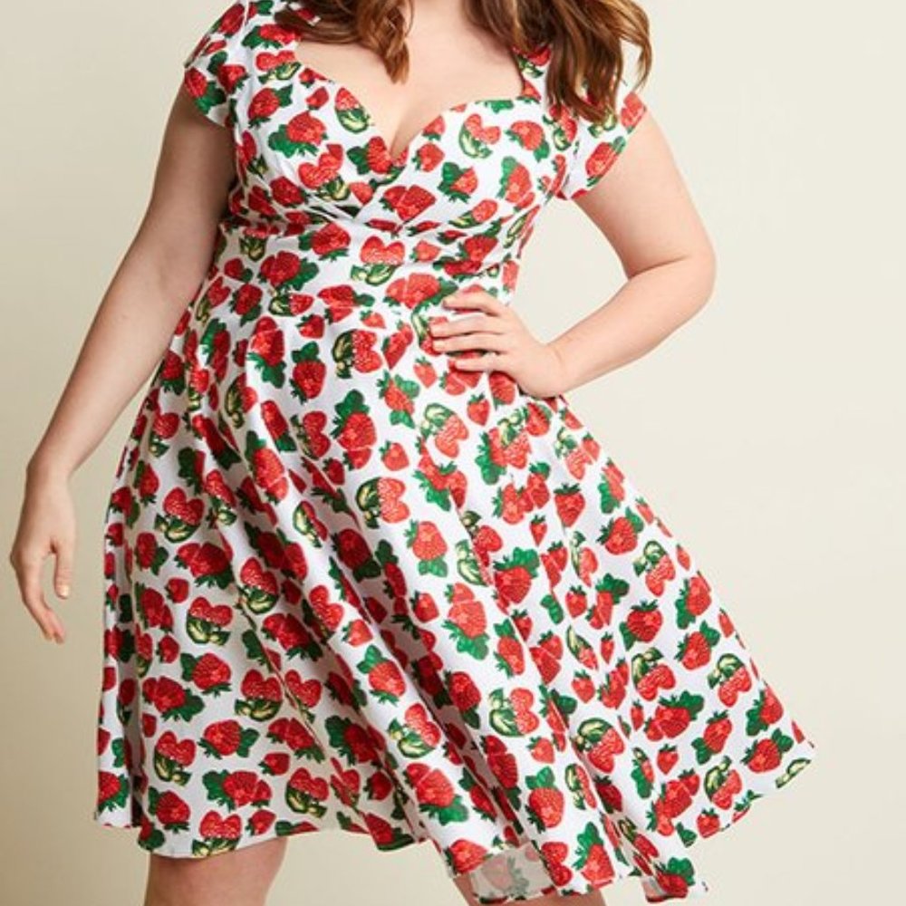 ModCloth Miss Lulo Strawberry Dress NWT Large